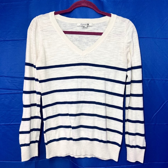 Forever 21 Sweaters - 🔥2/$10 |•FOREVER 21•| Striped V-Neck Sweater Size Medium